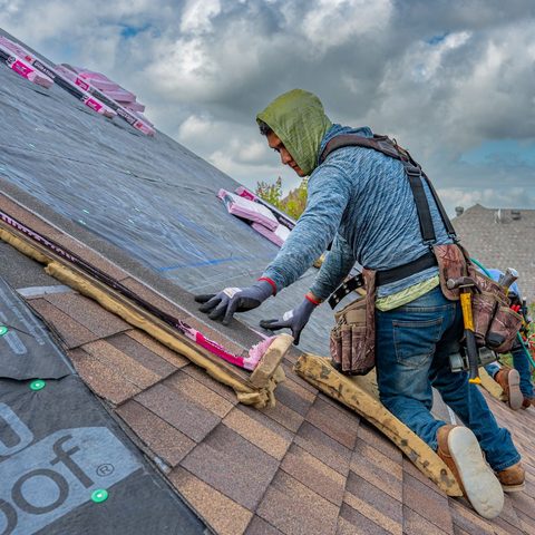 Couvreur posant la sous-toiture et le lattage, chantier d’Altitudes Toiture