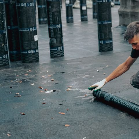 Pose d’une membrane d’étanchéité sur un toit plat, chantier d’Altitudes Toiture