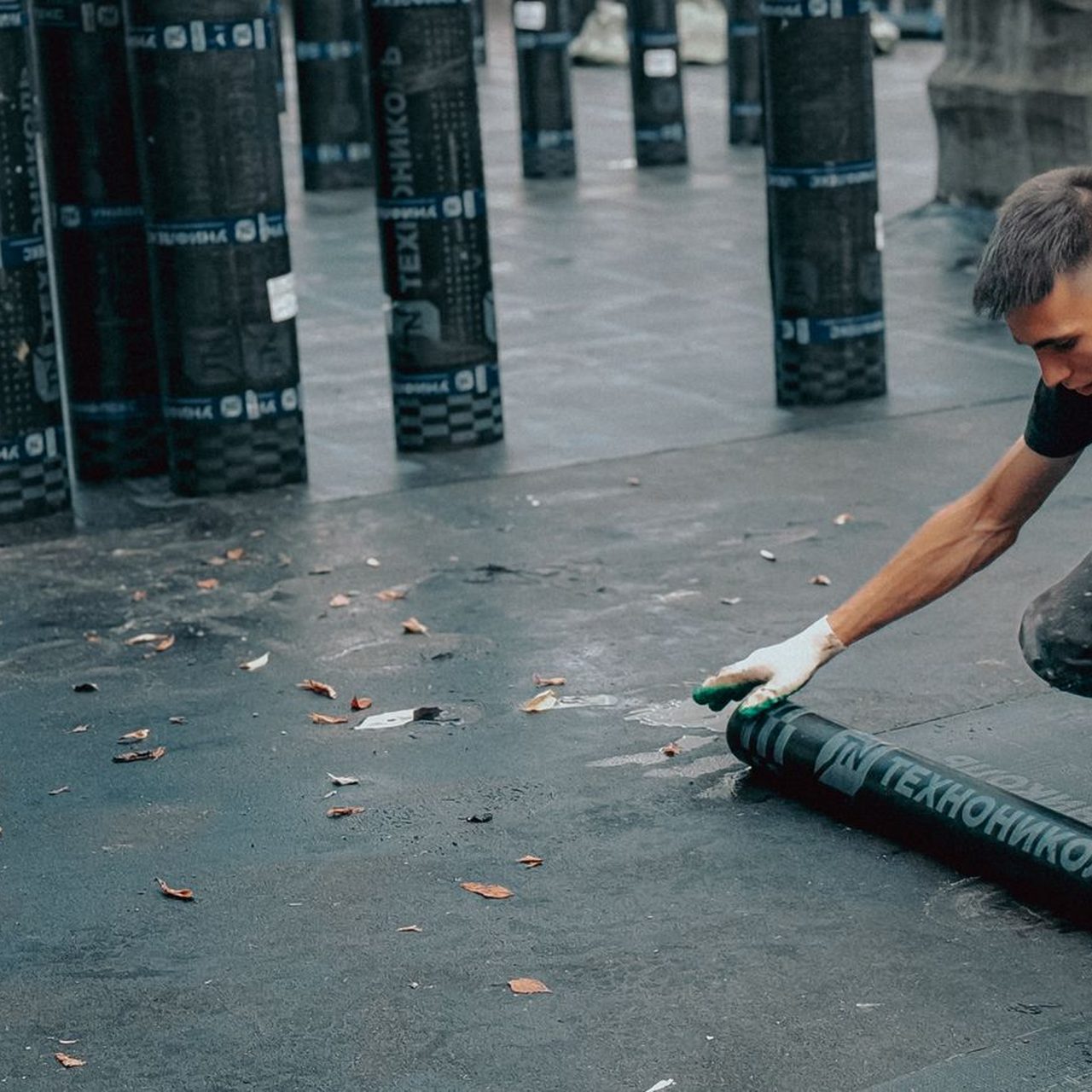 Pose d’une membrane d’étanchéité sur un toit plat, chantier d’Altitudes Toiture