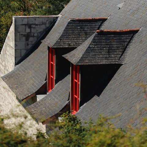 Toiture en ardoises naturelles et lucarnes rouges, chantier d’Altitudes Toiture