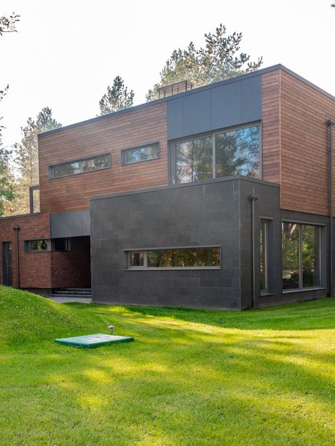 Maison contemporaine habillée d’un bardage en bois, chantier d’Altitudes Toiture