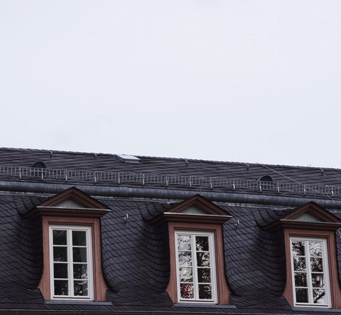 Mansarde en ardoises et ses lucarnes, chantier d’Altitudes Toiture