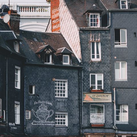 Façades de maisons de ville habillées d’ardoises, chantier d’Altitudes Toiture