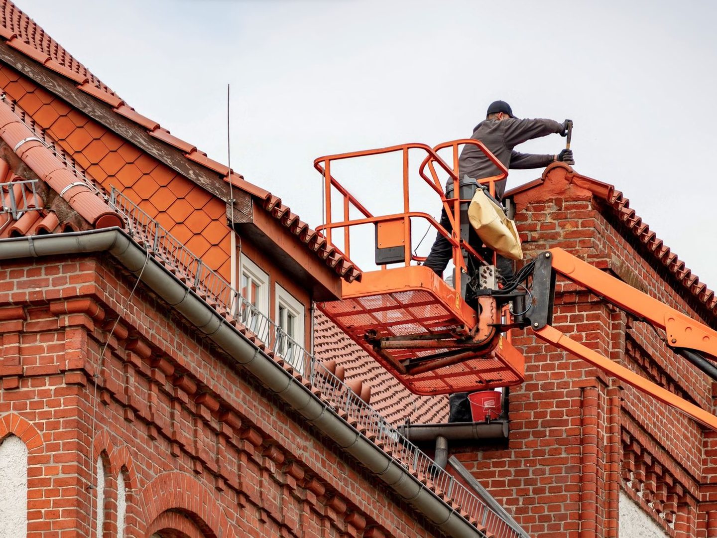 Couvreur en nacelle sur une toiture en tuiles, chantier d’Altitudes Toiture