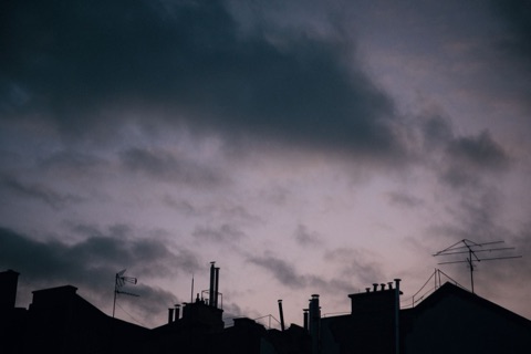 Ciel d'orage sur des toits de maisons mitoyennes, fuite et urgence 24 h/24 à Liège