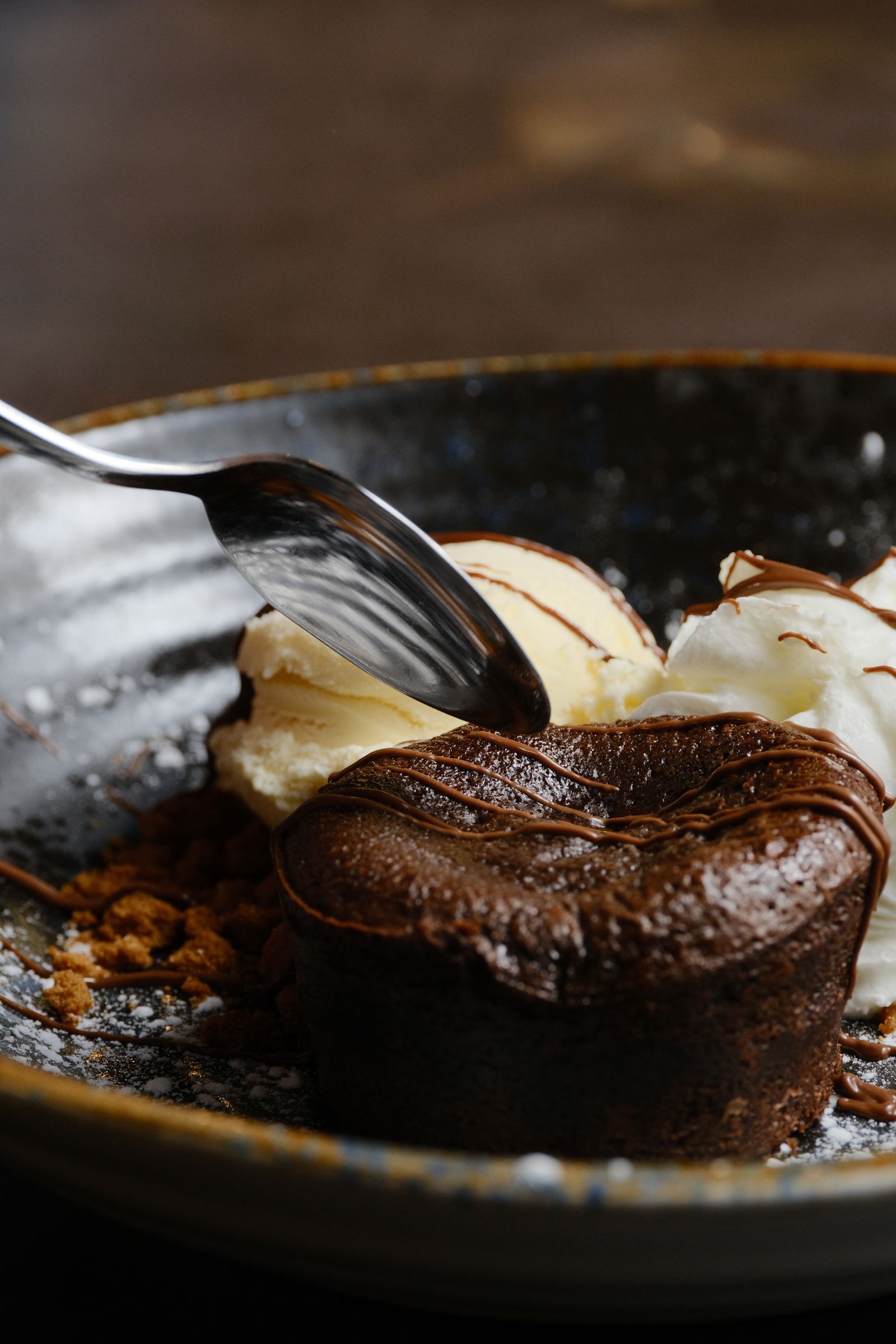 Photo d’illustration — moelleux au chocolat, cœur coulant, assiette sombre