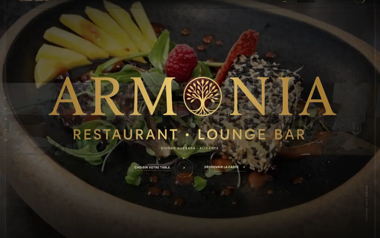 Site du restaurant Armonia : titrage doré sur photographie sombre